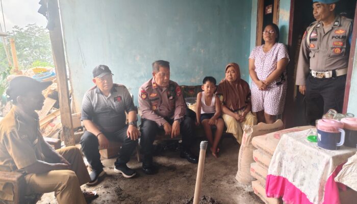 Polres Pasuruan Salurkan Bansos untuk Warga Terdampak Sambaran Petir di Desa Cowek