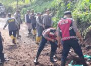 Polres Probolinggo Bersama Warga Bersihkan Material Pascabanjir Bandang di Tiris
