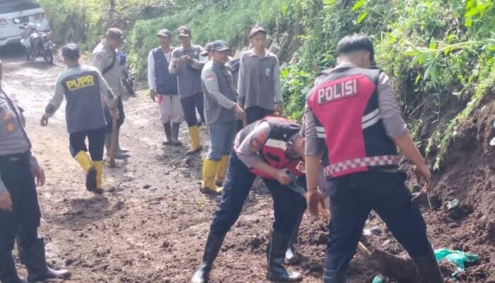 Polres Probolinggo Bersama Warga Bersihkan Material Pascabanjir Bandang di Tiris