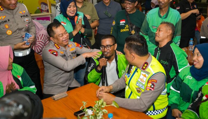Kakorlantas Ngopi Bareng Driver Ojol Surabaya Sampaikan Pesan Kapolri