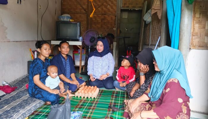 Kunjungan Ibu Kepala Desa Kaliasin Ke rumah Ananda Aditiya Pasca Pulang Dari RSUD Balaraja