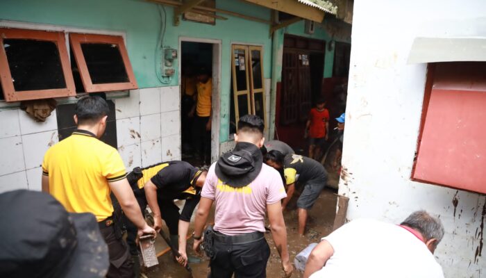 Polres Jember Terjunkan Personel Bantu Warga Terdampak Banjir