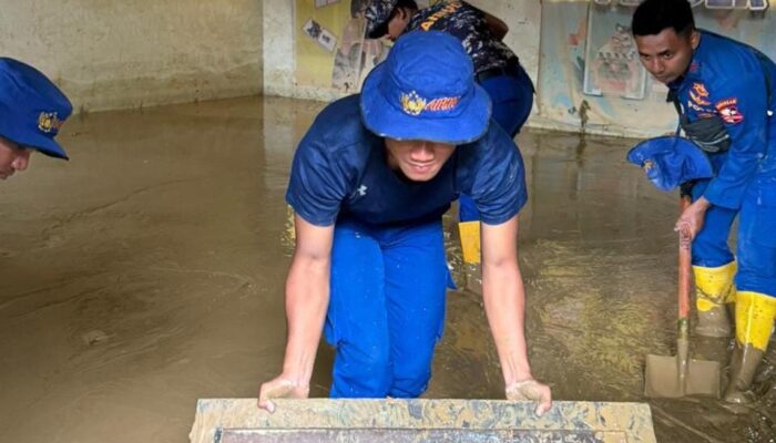 Korpolairud Baharkam Polri Lakukan Normalisasi Sekolah Terdampak Lumpur di Padang Pariaman