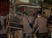 Personel Polri Bersihkan Lumpur dan Sampah Pascabanjir di Jalan Lintas Aceh Tamiang