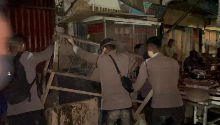 Personel Polri Bersihkan Lumpur dan Sampah Pascabanjir di Jalan Lintas Aceh Tamiang