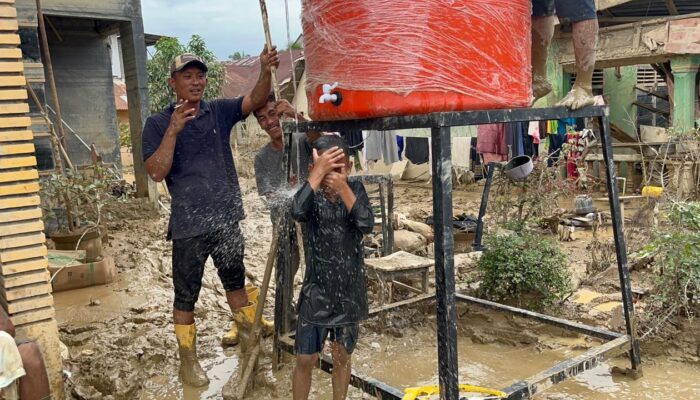Polri Salurkan 627 Tandon Air Bersih untuk Warga Terdampak Bencana, Salah Satunya di Aceh Tamiang