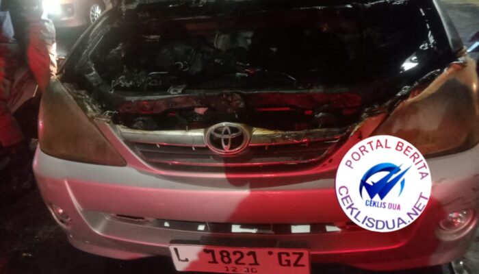 Sebuah Mobil Toyota Avanza Terbakar di Jalan Raya Kapasari