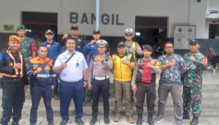 Persiapan Nataru, Antisipasi Laka Kereta Api Satlantas Polres Pasuruan Tutup Perlintasan KA Tanpa Palang Bagi Mobil