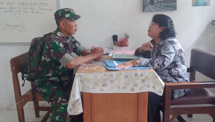 Babinsa Koramil Cepogo Dukung Gerakan GEMAR, Ayah Turun Langsung Ambil Rapor Anak