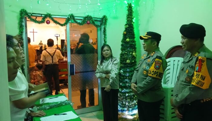 Kapolres Pelabuhan Tanjung Perak Pimpin Langsung Pengecekan Pengamanan Gereja di Tanjung Perak