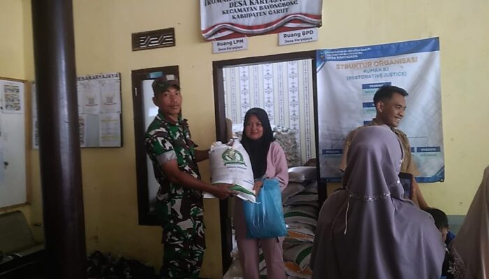 Pembagian Bantuan Sembako di Desa Karyajaya Berlangsung Aman, Lancar, dan Kondusif