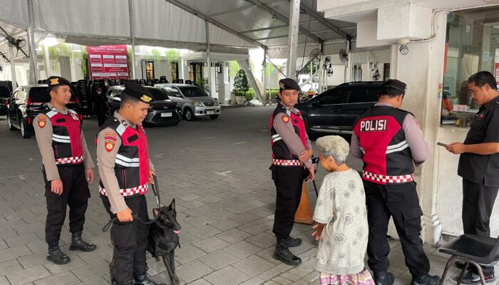 Ops Lilin Semeru Polda Jatim Libatkan Unit K9 Ditsamapta Laksanakan Patroli dan Sterilisasi Gereja