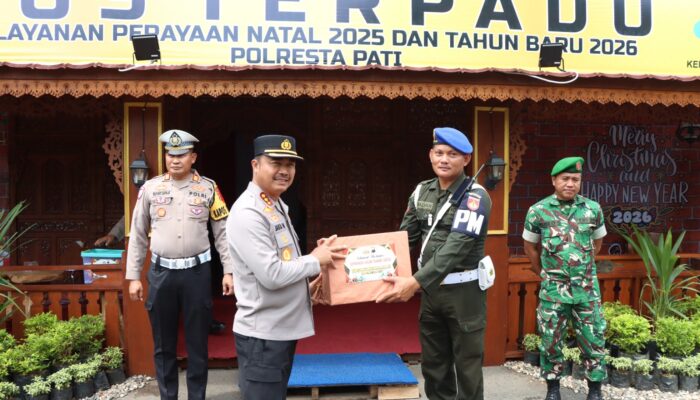 Cek Pos dan Bagikan Bingkisan, Kapolresta Pati Imbau Warga Manfaatkan Pos Pelayanan Selama Libur Nataru