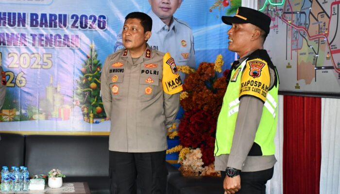 Kapolda Jateng Tinjau Pos Pelayanan Tawangmangu, Pastikan Pelayanan dan Keamanan Warga Optimal