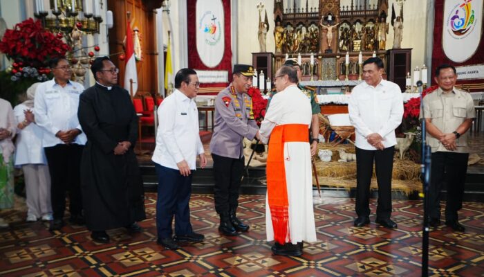Tinjau 2 Gereja, Kapolri Pastikan Pengamanan dan Pelayanan Misa Malam Natal