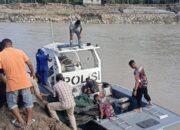 Polri Siagakan Swam Boat di Kutablang Bireuen, Bantu Mobilitas Warga Pascabencana