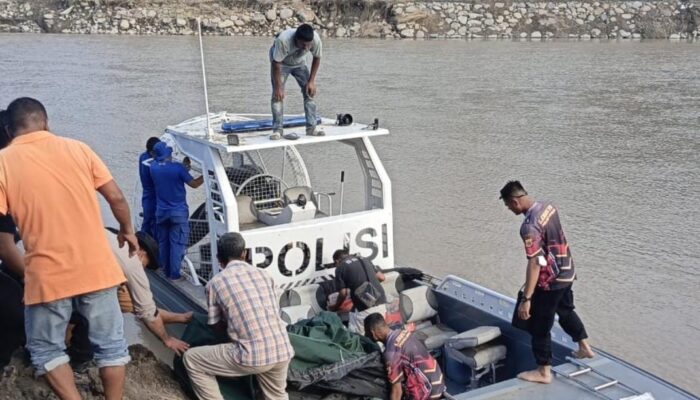 Polri Siagakan Swam Boat di Kutablang Bireuen, Bantu Mobilitas Warga Pascabencana