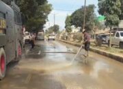 Minimalisir Debu Pasca Banjir, Polri Lakukan Pembersihan dan Penyiraman Jalan Protokol Aceh Tamiang