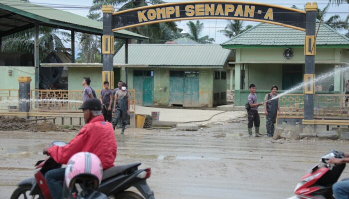 Polri Bantu Kuras Air Yang Merendam Kompi Senapan A Yonif 111 / Karma Bakti, Aceh Tamiang