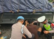 Polisi Sigap Bantu Pengendara Mobil Pecah Ban di Depan Masjid Baitunnur Pati