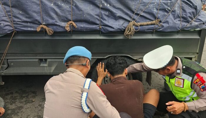 Polisi Sigap Bantu Pengendara Mobil Pecah Ban di Depan Masjid Baitunnur Pati