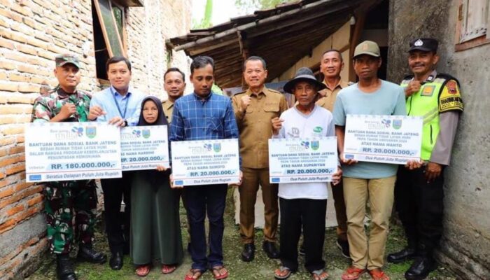 Bupati Kudus Serahkan Bantuan Perbaikan RTLH dari CSR Bank Jateng di Desa Lambangan