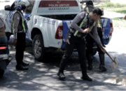 Polantas Polres Gresik Tambal Jalan Berlubang Demi Keselamatan Pengendara