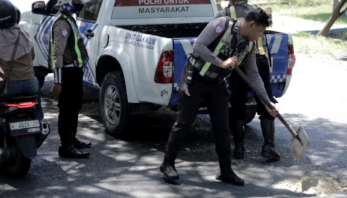 Polantas Polres Gresik Tambal Jalan Berlubang Demi Keselamatan Pengendara