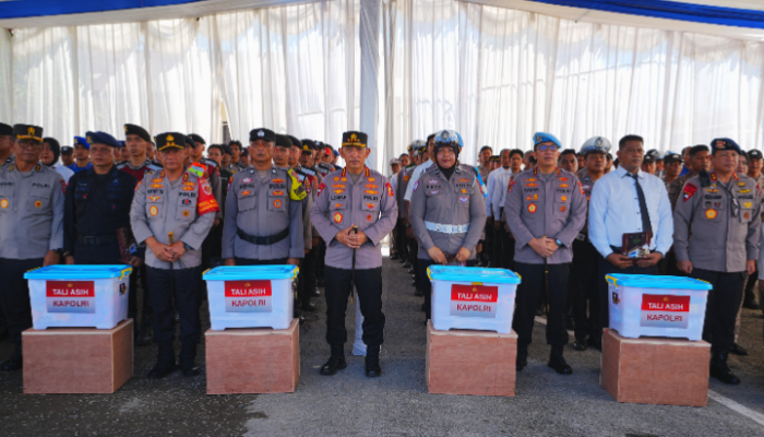 Wujud Empati, Kapolri Beri Bantuan kepada Anggota Polri Korban Bencana di Sumbar