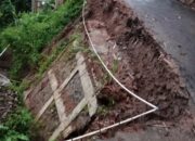 Hujan Deras Guyur Garut Selatan, TPT di Jalan Poros Desa Sukamulya Amblas