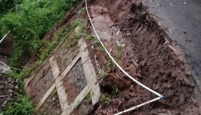 Hujan Deras Guyur Garut Selatan, TPT di Jalan Poros Desa Sukamulya Amblas