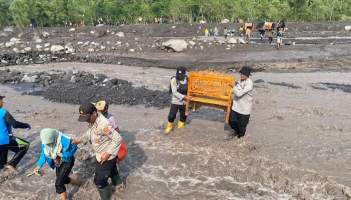 Polisi Evakuasi Warga Terdampak Banjir Lahar Semeru di Lumajang