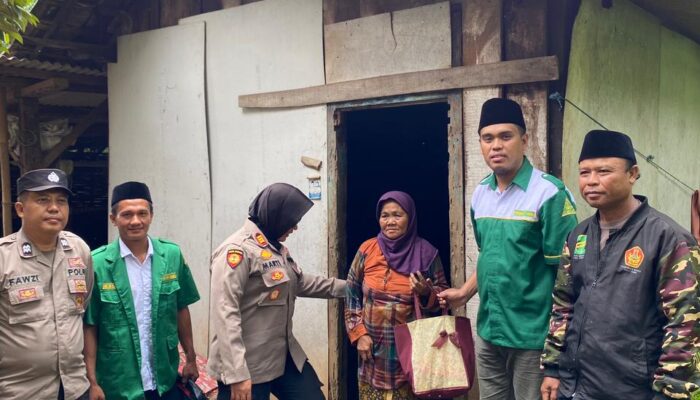 Kapolsek Lumbang dan Ansor Salurkan Sedekah untuk Lansia dan Dhuafa di Desa Pancur