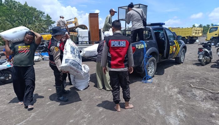 Personel Gabungan Polda Jatim Lakukan Aksi Kemanusiaan Pascabanjir Lahar Semeru di Lumajang