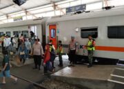 Polres Pasuruan Pantau Arus KA di Bangil, Libur Nataru 2025 Volume Penumpang Turun