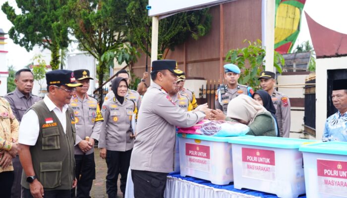 Wakapolri Tinjau Penyaluran Bantuan Polri untuk Warga Terdampak Bencana di Padang Pariaman