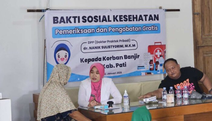 Darma Bhakti Bhayangkari Polresta Pati, Layani Kesehatan Warga Terisolir Banjir di Dukuh Biteng