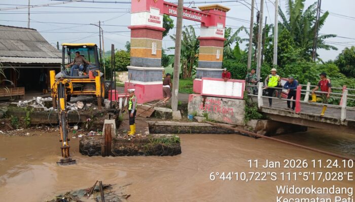 Hujan Lebat Picu Genangan, Satlantas Polresta Pati Sigap Jaga Kelancaran Arus Lalu Lintas
