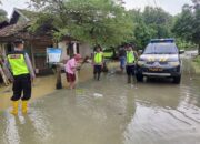 Polisi Siaga Pantau Banjir di Jakenan, Pastikan Jalan dan Permukiman Tetap Aman