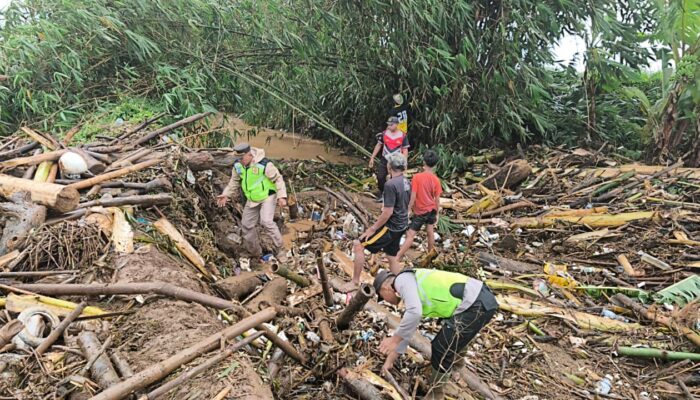 Polsek Tayu Pimpin Kerja Bakti Bersihkan Sungai Gadu, Polisi dan Warga Bersatu Pulihkan Dampak Banjir