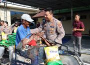 Polisi Peduli : Kapolres Mojokerto Kota Silaturahmi Salurkan Bantuan Sosial untuk Ojol dan Tukang Becak