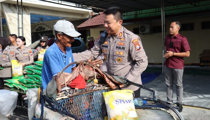 Polisi Peduli : Kapolres Mojokerto Kota Silaturahmi Salurkan Bantuan Sosial untuk Ojol dan Tukang Becak