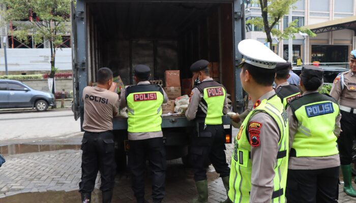 Banjir Tak Surutkan Kepedulian, Kapolresta Pati dan Bhayangkari Hadir Salurkan Bansos di Kalidoro