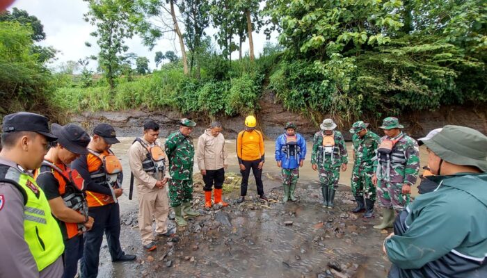 Meski Terkendala Hujan dan Derasnya Arus Sungai, Pencarian Orang Hilang Terus Dilakukan
