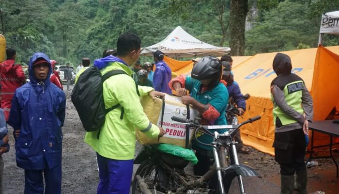 Polres Jepara dan Bhayangkari Gelar Baksos, Salurkan Bantuan ke Korban Banjir-Tanah Longsor di Keling