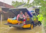 Ucapan Terima Kasih Keluarga Warnai Aksi Humanis Polisi Evakuasi Ibu Pasca Melahirkan di Gabus