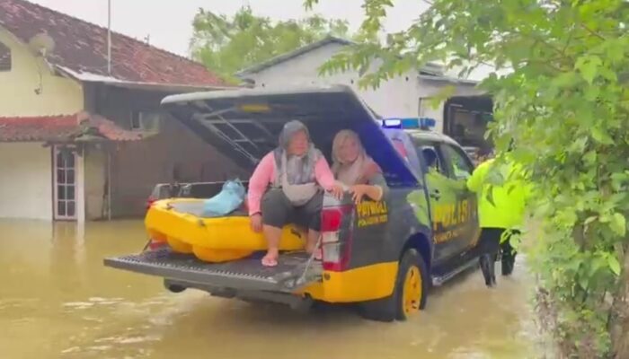 Ucapan Terima Kasih Keluarga Warnai Aksi Humanis Polisi Evakuasi Ibu Pasca Melahirkan di Gabus