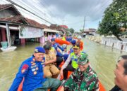 Gunakan Perahu, Polresta Pati Distribusikan Bantuan ke Desa Terdampak Banjir Juwana