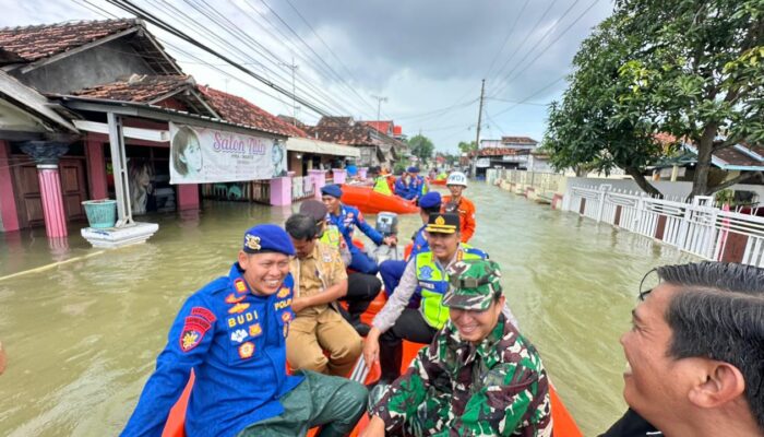 Gunakan Perahu, Polresta Pati Distribusikan Bantuan ke Desa Terdampak Banjir Juwana