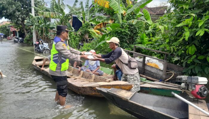 Polsek Sukolilo Gandeng Gereja JKI Tabernakel Salurkan Bantuan Bahan Makanan untuk Warga Terdampak Banjir*